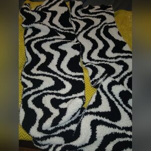 Chic Black and White Wave Scarf